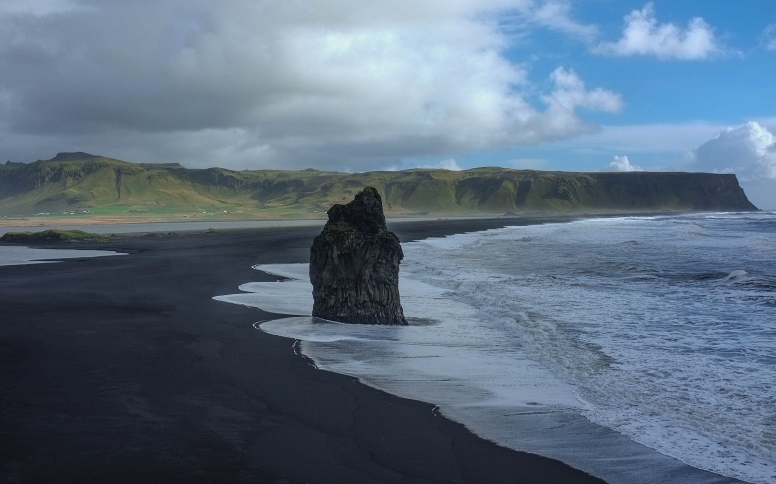 PLAYA DE ARENA NEGRA ISLADNIA